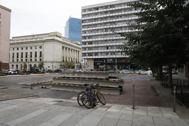 Rozkopane i zamknięte centrum Warszawy. Nie ma jak dojechać do urzędów, banków i sądów. Czy drogowcy puszczą ruch przez nowy deptak?!