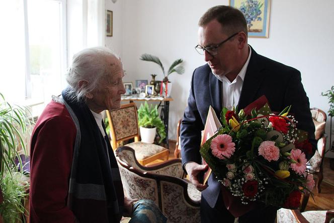 Brzesko: Pani Stanisława żyje już 103 lata! Odwiedził ją burmistrz miasta