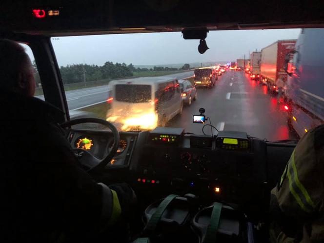Wokowice. Na autostradzie A4 BUS UDERZYŁ w bariery! Dwie osoby poszkodowane