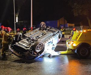 Auto rosyjskiej ambasady dachowało w Warszawie! Odłamki uszkodziły inne pojazdy
