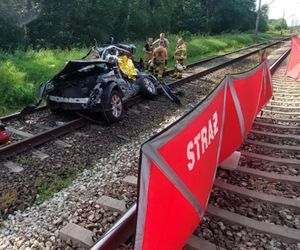 Osobówka wjechała pod pociąg w Wielkopolsce. Cztery osoby nie żyją!