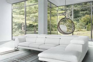 Biała sofa w nowoczesnej aranżacji