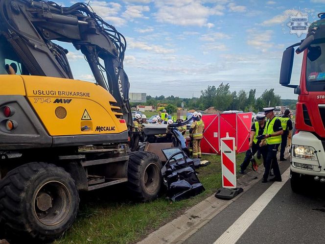 Tragedia na A4. W koparkę wjechał samochód. W środku było 5 osób