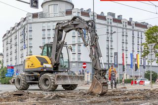 Ruszyły prace na placu Zawiszy. Wszystko rozpkopane, komunikacja na objazdach