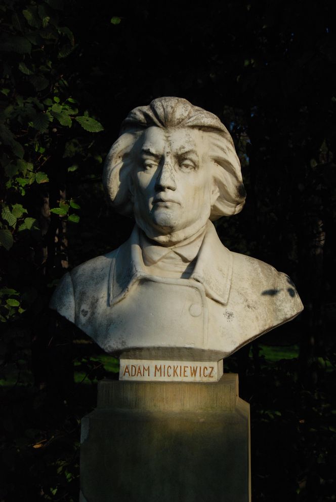 Popiersie Adama Mickiewicza w parku im. Henryka Jordana w Krakowie