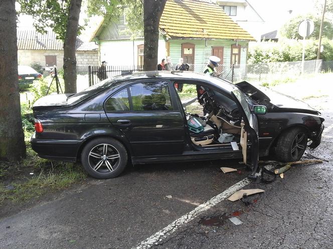 Rudka w powiecie bielskim. BMW uderzyło w drzewo. Kierowca w szpitalu