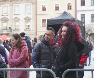 Na rynku w Tarnowie trwa koncert 33. Finału Wielkiej Orkiestry Świątecznej Pomocy. Tak bawią się mieszkańcy miasta