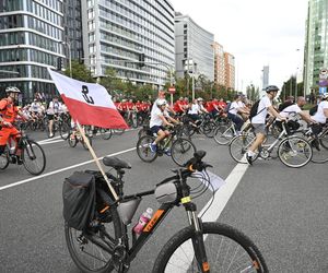 Biało-czerwonym peletonem rowerzyści uczcili Powstanie Warszawskie 