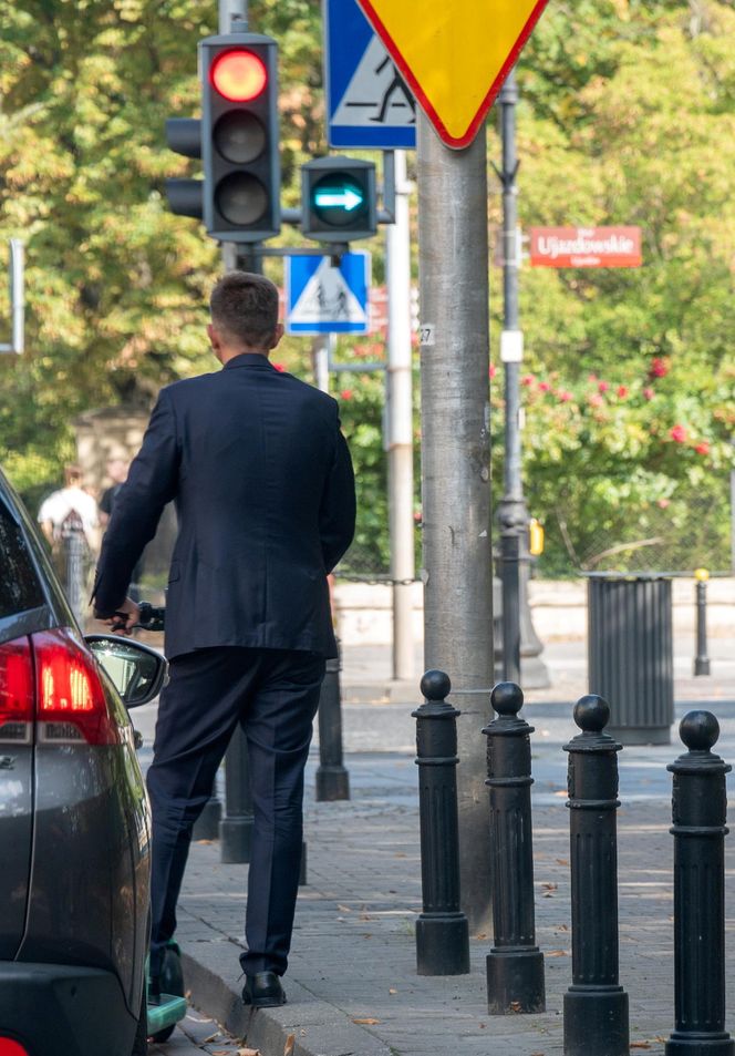 Ryszard Petru na hulajnodze