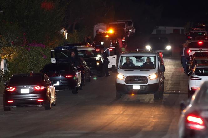 Policja i członkowie rodziny w domu Matthew Perry'ego w Pacific Palisades po tragicznej gwiazdy „Przyjaciół”