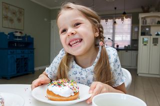 Nagradzanie dziecka jedzeniem wydaje się niewinne. Sprawdź, dlaczego może szkodzić na lata