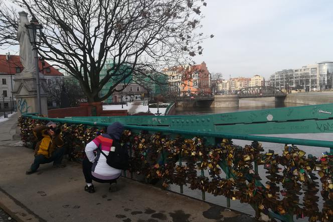 Kłódki na wiosnę znikną z mostu Tumskiego. Przeprawa będzie zamknięta przez rok