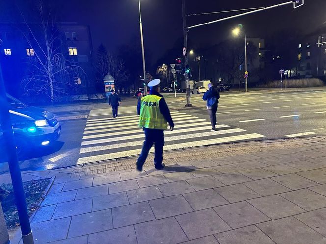 Kobieta walczy o życie po wypadku na al. Niepodległości w Warszawie. Pijany kierowca potrącił ją na zielonym świetle