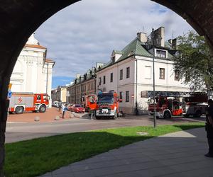Pożar kamienicy na Starym Mieście w Zamościu. Kłęby dymu wydobywały się z poddasza