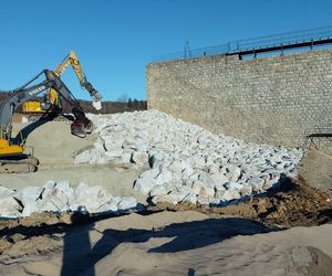Tak wygląda zabezpieczanie tamy w Stroniu Śląskim. Kiedy koniec prac? 