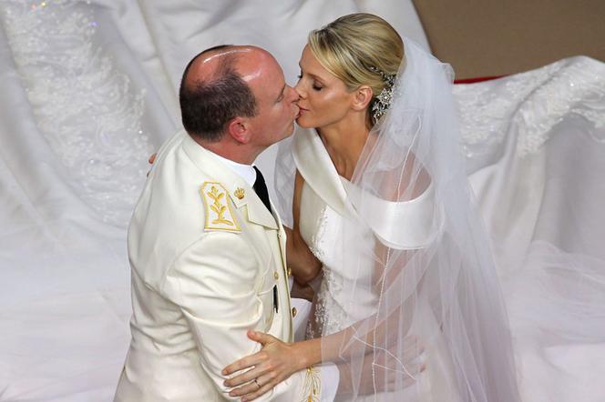 Ślub księcia Alberta i Charlene Wittstock - pierwszy pocałunek