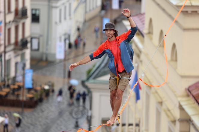   Urban Highline Festival 2023 w Lublinie. Slacklinerzy robią cuda na linach!