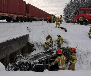 Lubelskie. Samochód wjechał pod pociąg. Kierowca czekał na pomoc w lokomotywie