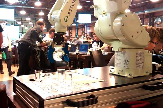Robot-barman: Nowy wynalazek studentów AGH! [AUDIO, WIDEO]