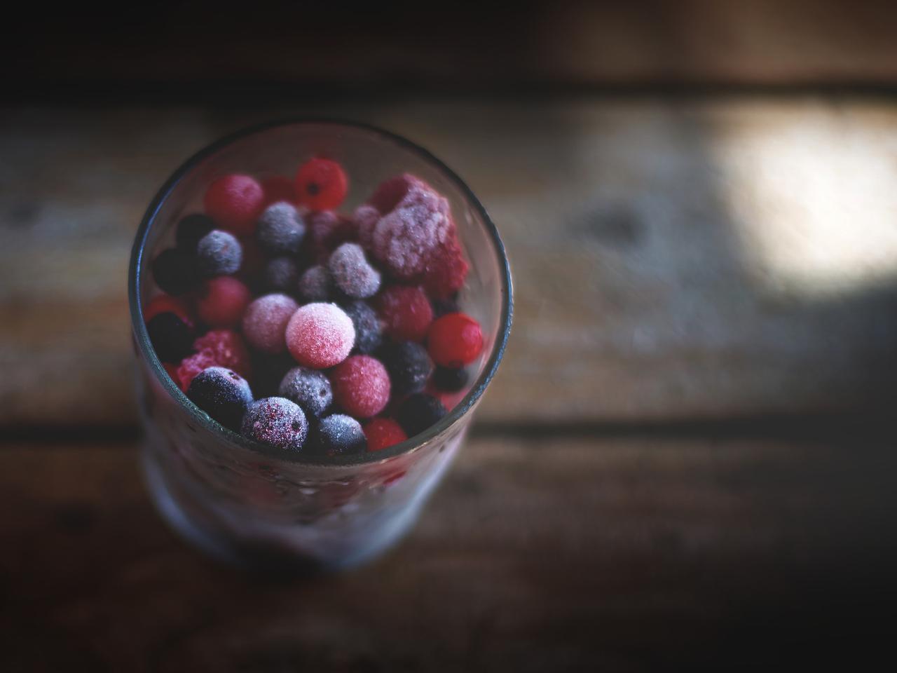 Jak zrobić kostki lodu z owocami? Jakie owoce do nich wybrać?