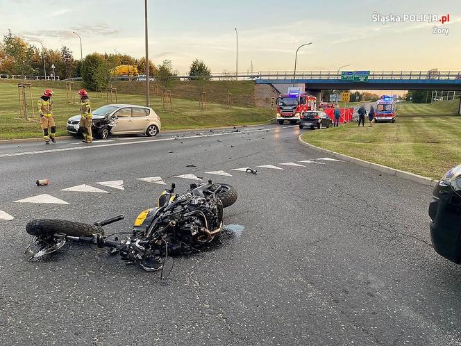 Motocyklista huknął w samochód. Tragiczny wypadek w Żorach