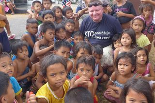 Bydgoszczanin pomaga dzieciom z Filipin. Jedne mieszkają w domach na palach na oceanie, inne na cmentarzu