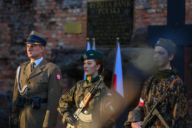 Uroczystości upamiętniające 80 rocznicę upadku Powstania Warszawskiego pod Redutą Banku Polskiego w Warszawie