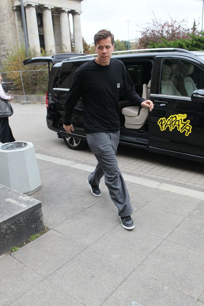 Wojciech Szczęsny z dziećmi na premierze filmu o sobie