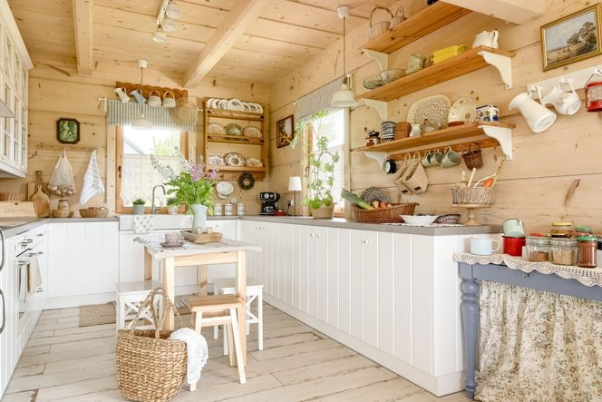 Kuchnie w bieli i drewnie w różnych stylach – scandi retro po góralsku