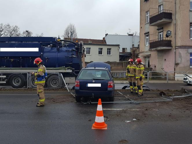 Wypadek na Jana Pawła II w Lesznie. Kierowca osobówki przejechał przez barierki