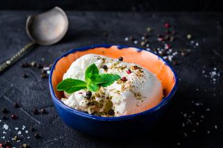 Domowy serek z jogurtu greckiego: przepis na kremowy twarożek