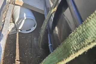 Załadował samochód na pakę i „zabezpieczył” go… butlami z gazem. Policjanci oniemieli