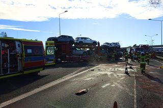 Wypadek na autostradzie A4. Laweta zderzyła się z ciężarówką. Ogromne utrudnienia