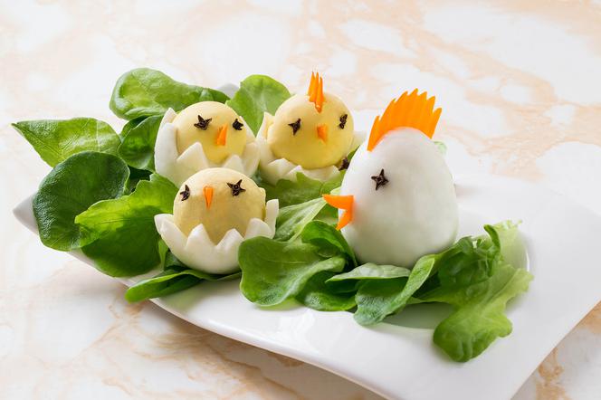 Wielkanocne jaja: kura i pisklaki z jajek na twardo - jak zrobić 