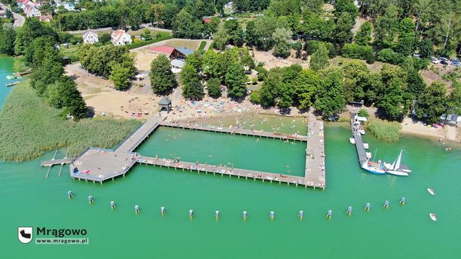 Ogromny pomost i piaszczysta plaża. To miejsce na Mazurach przyciąga tłumy turystów. Zobacz zdjęcia