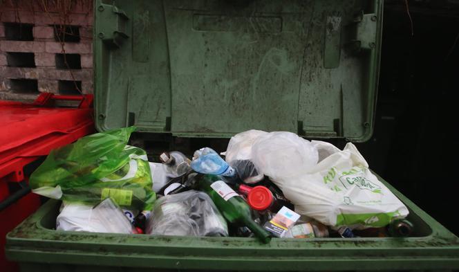 Śmieci drożeją a zalegają w śmietnikach