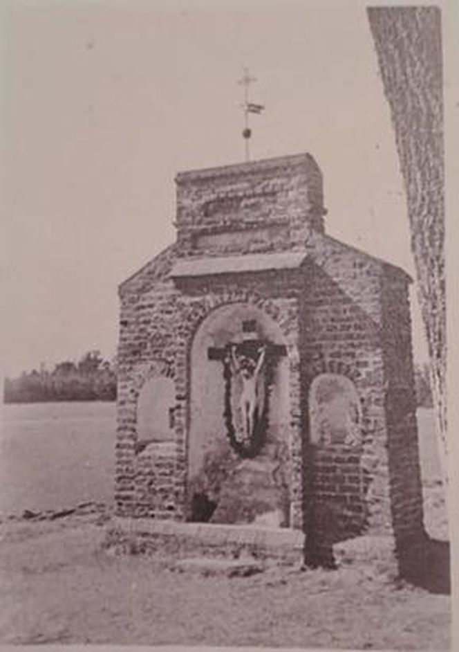 To jedna z najstarszych kapliczek warmińskich. Wyróżnia ją nietypowa architektura