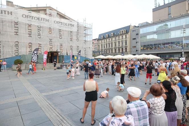 Potańcówki przed Teatrem Śląskim w Katowicach. "Roztańczony Wyspiański" porwał tłumy