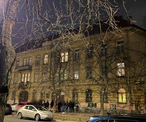 Policjant zginął w epicentrum nielegalnego biznesu. Kiedy palili mu znicze, obok handel trwał w najlepsze