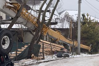  Dźwig runął na posesję pod Warszawą. Powalił kilka drzew i rąbnął w sieć energetyczną 