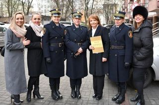 Emilian Kamiński spogląda na przechodniów. Tak uczcili wielkiego aktora