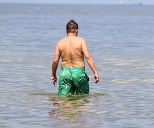 Michał Koterski na plaży z rodziną