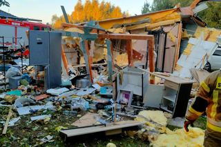 Wola Mikorska. Wybuch gazu pod Bełchatowem. Budynek 50-latki wyleciał w powietrze. Kobieta poparzona [ZDJĘCIA].