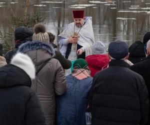 Prawosławni w Sławatyczach obchodzą Święto Jordanu. Woda w Bugu znów poświęcona