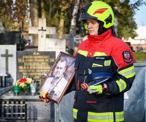 Tłumy na pogrzebie Pawła. Dziennikarz i druh OSP spoczął na cmentarzu we Włocławku