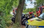 Śmiertelny wypadek pod Skierniewicami. 68-latek uderzył w drzewo [ZDJĘCIA].