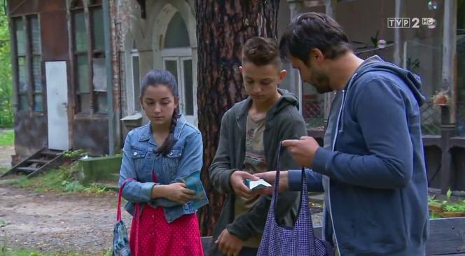 Barwy szczęścia, odcinek 1991. Luiza (Julia Zielińska), Mirek (Oliwier Kozłowski), Damian  (Michał Lesień)