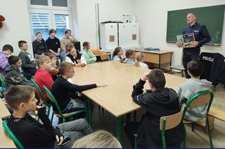 Policjanci w szkołach i przedszkolach w Iławie. Bezpieczne Ferie 2023