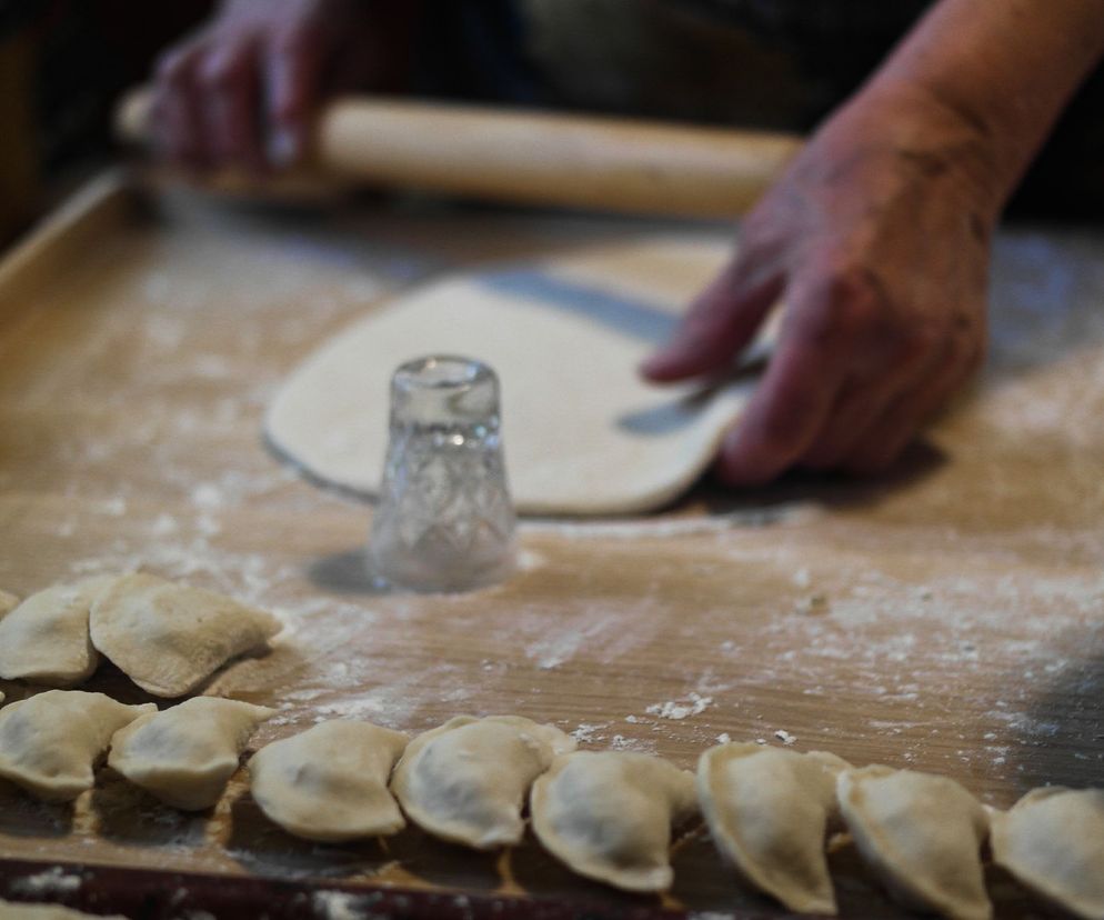 Ciasto na pierogi - przepis babci na elastyczne ciasto na pierogi