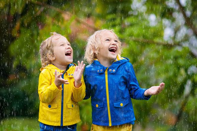 Dzieci w deszczu